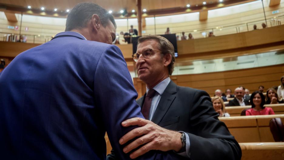 El presidente del Gobierno, Pedro Sánchez (i), y el líder del PP, Alberto Núñez Feijóo (d), se saludan en una sesión plenaria en el Senado, a 7 de junio de 2022, en Madrid (España). Se trata del primer duelo parlamentario entre Sánchez y Feijóo, dos meses