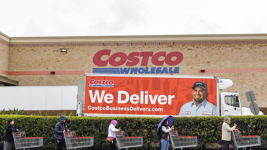 13 March 2020, US, Cypress: People queue outside a Costco wholesale store amid panic buying in the midst of the coronavirus outbreak score. Photo: Jeff Gritchen/Orange County Register via ZUMA/dpa
Jeff Gritchen/Orange County Regi / DPA
(Foto de ARCHIVO)
1