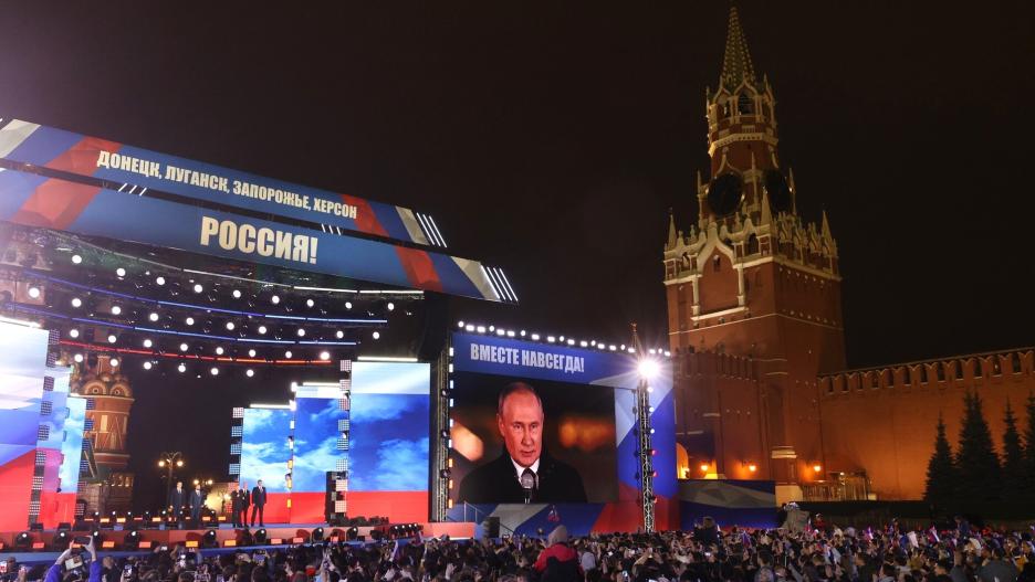 HANDOUT - 30 September 2022, Russia, Moscow: Russian President Vladimir Putin delivers a speech during a a rally at the Red Square in Moscow, celebrating the admission of the four regions to Russia. Photo: -/Kremlin/dpa - ATTENTION: editorial use only and