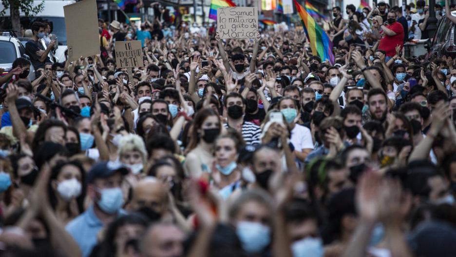 Miles de personas durante una manifestación para condenar el asesinato de un joven de 24 años el pasado sábado en A Coruña debido a una paliza, a 5 de julio de 2021, en Madrid, (España). Bajo el lema, #JusticiaParaSamuel, los asistentes quieren mostrar su