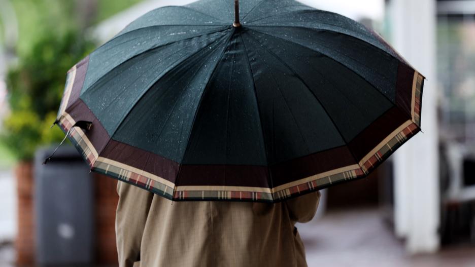 Una persona camina con paraguas el día en que han puesto en aviso amarillo a la Comunidad de Madrid por tormentas y lluvias, a 2 de mayo de 2022, en Madrid (España). La bajada de temperaturas para este 2 de mayo de manera generalizada en España ha provoca