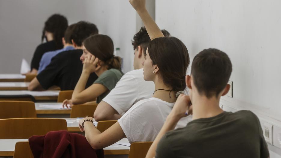 Una estudiante levanta el brazo el día en que dan comienzo las pruebas de acceso a la universidad 2022, a 7 de junio de 2022, en Valencia, Comunidad Valenciana (España). Un total de 22.511 estudiantes de la Comunitat Valenciana participan en la convocator