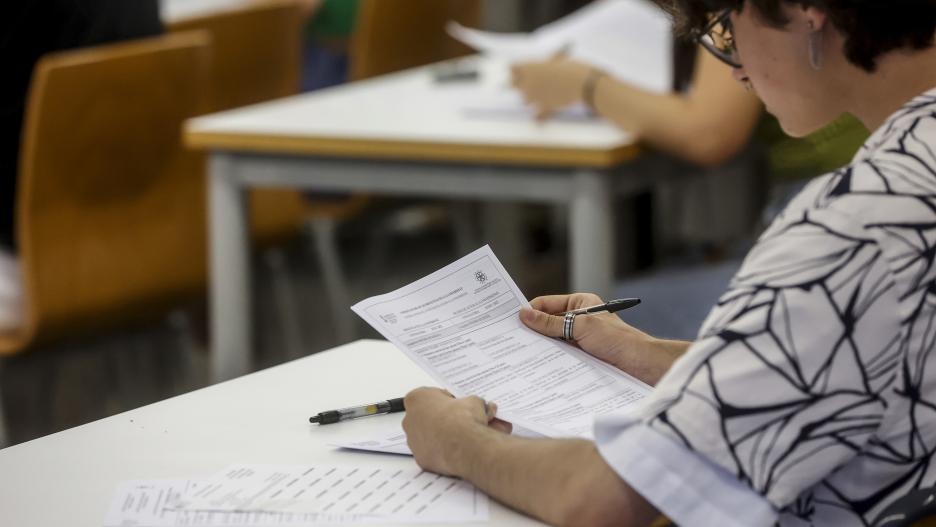 Una estudiante comienza las pruebas de acceso a la universidad 2022, a 7 de junio de 2022, en Valencia, Comunidad Valenciana (España). Un total de 22.511 estudiantes de la Comunitat Valenciana participan en la convocatoria ordinaria de las Pruebas de Acce