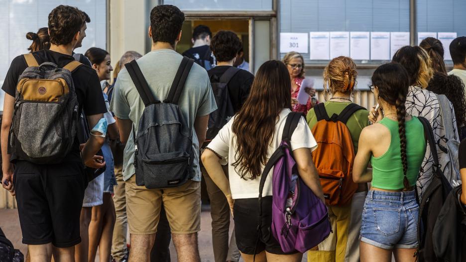 Estudiantes esperan para comenzar las pruebas de acceso a la universidad 2022, a 7 de junio de 2022, en Valencia, Comunidad Valenciana (España). Un total de 22.511 estudiantes de la Comunitat Valenciana participan en la convocatoria ordinaria de las Prueb