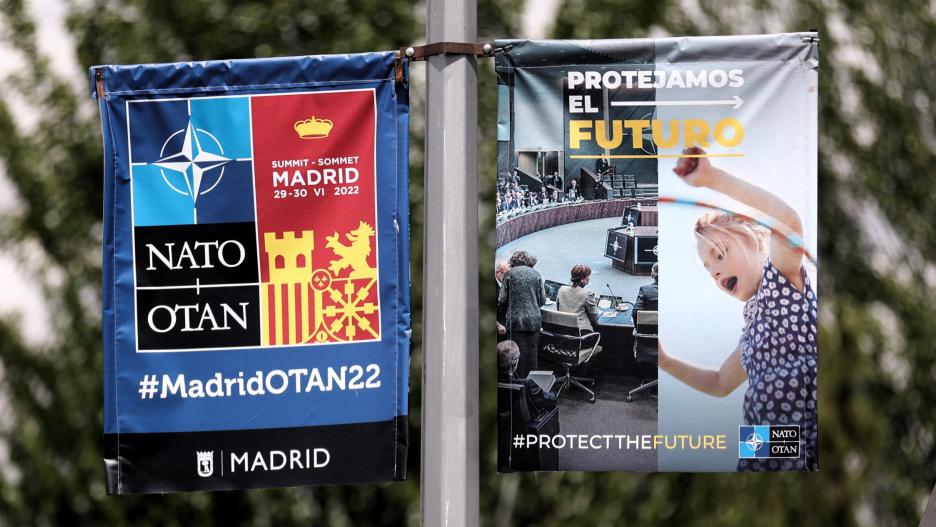 Dos carteles anuncian la celebración de la Cumbre de la OTAN, en la Feria de Madrid, IFEMA, a 22 de junio de 2022, en Madrid (España). La Cumbre de la OTAN tendrá lugar en Ifema de Madrid los días 29 y 30 de junio y coincide con el 40º aniversario de la a
