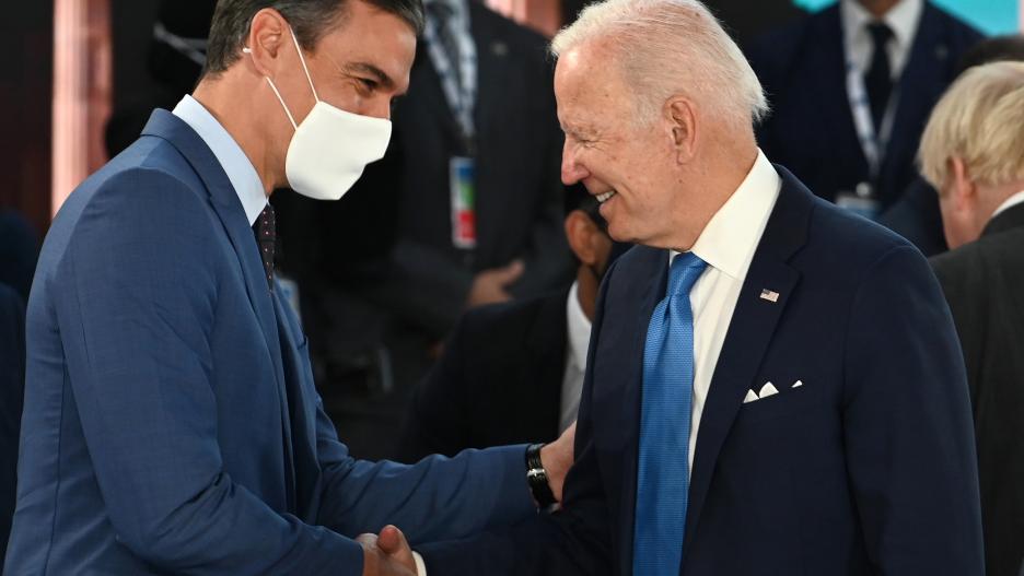 El presidente del Gobierno, Pedro Sánchez (i), conversa con el presidente de Estados Unidos, Joe Biden (d), durante la cumbre del G20, en el centro de congresos de la Nuvola, a 20 de octubre de 2021, en Roma (Italia). Sánchez participa este sábado en la r