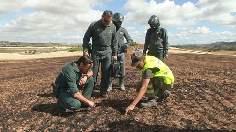 Guardia Civil y agentes medioambientales investigan un incendio  