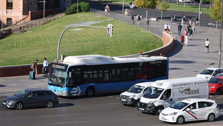 Un autobús de la Empresa Municipal de Transportes madrileña (EMT), a 1 de septiembre de 2022, en Madrid (España). Hoy entran en vigor los descuentos en los títulos de transporte público, que se vendan entre el 1 de septiembre y el 31 de diciembre de 2022,