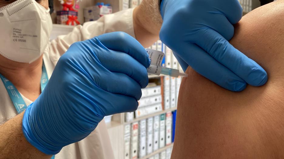 Comienza en el Hospital Regional de Málaga la vacunación de voluntarios del ensayo clínico de la vacuna de HIPRA contra la COVID-19. Es el único hospital andaluz que participa
JUNTA DE ANDALUCÍA
(Foto de ARCHIVO)
10/2/2022
