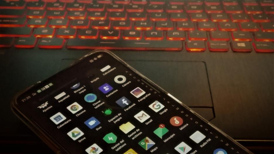 Imagen de recurso de un smartphone y un teclado de ordenador
UNED VALENCIA
(Foto de ARCHIVO)
28/9/2020