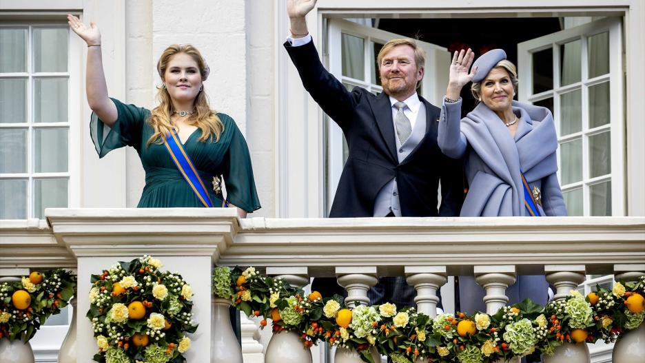20 September 2022, Netherlands, The Hague: Dutch Princess Amalia (L), King Willem-Alexander and Queen Maxima wave from the balcony at Noordeinde Castle. Photo: Koen Van Weel/ANP/dpa
20/9/2022 ONLY FOR USE IN SPAIN