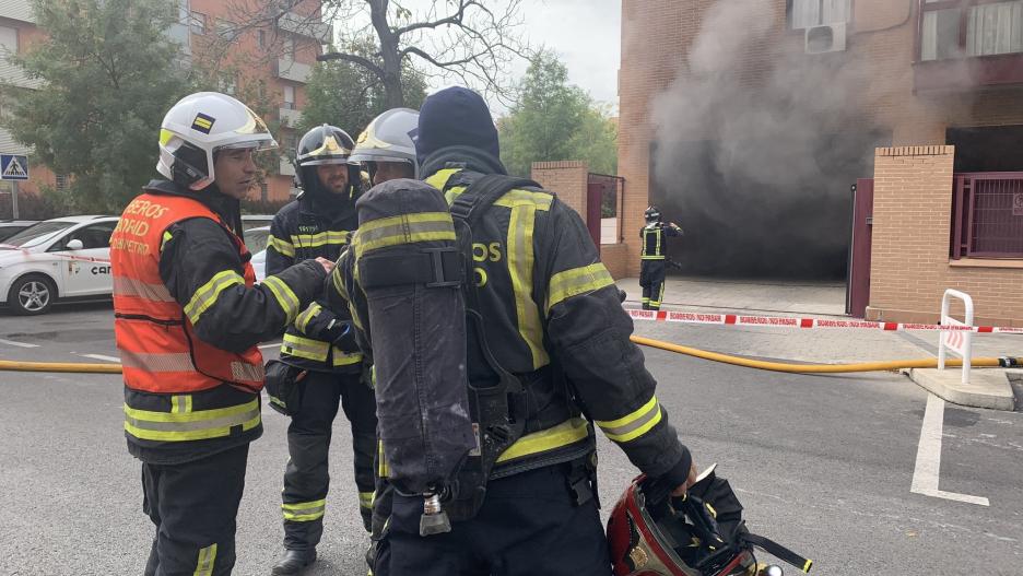 Bomberos trabajan en la extinción de un incendio sin heridos en un garaje en Usera
EMERGENCIAS MADRID
16/10/2022