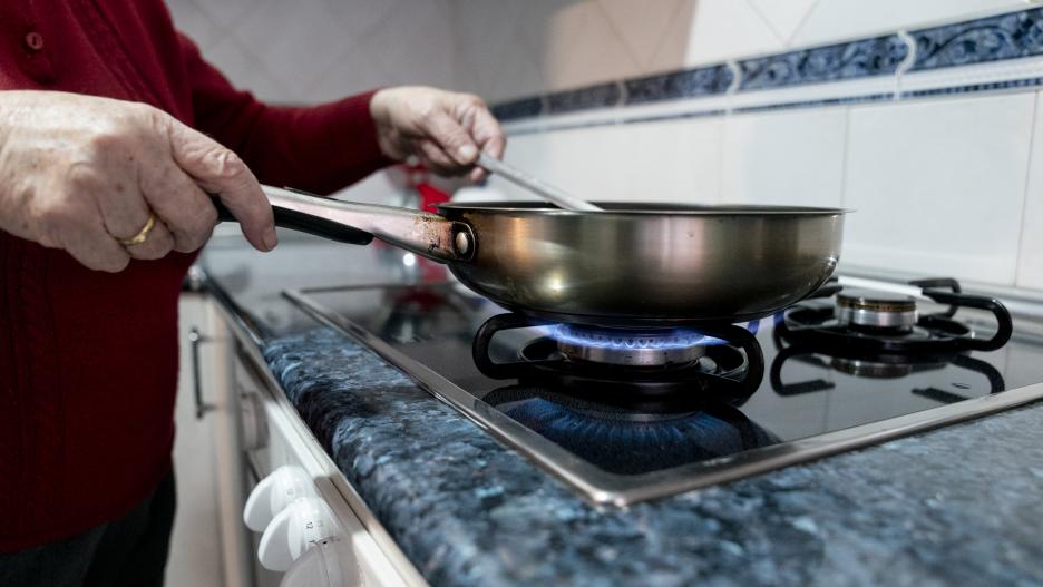 Una persona cocina sobre un fuego de cocina de gas butano, a 28 de octubre de 2021, en Madrid (España). El Índice de Precios de Consumo (IPC) subió un 2% en octubre en relación al mes anterior y disparó su tasa interanual hasta el 5,5%, lo que supone 1,5 