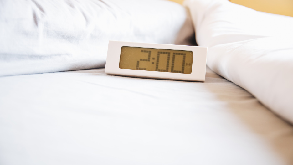 Un reloj digital marca las 2:00 horas, a 24 de marzo de 2022, en Madrid (España). En la madrugada del sábado 26 de marzo al domingo 27, las 02.00 horas serán las 03.00 horas. Desde hace 82 años, con la llegada de la primavera, el último sábado de marzo se