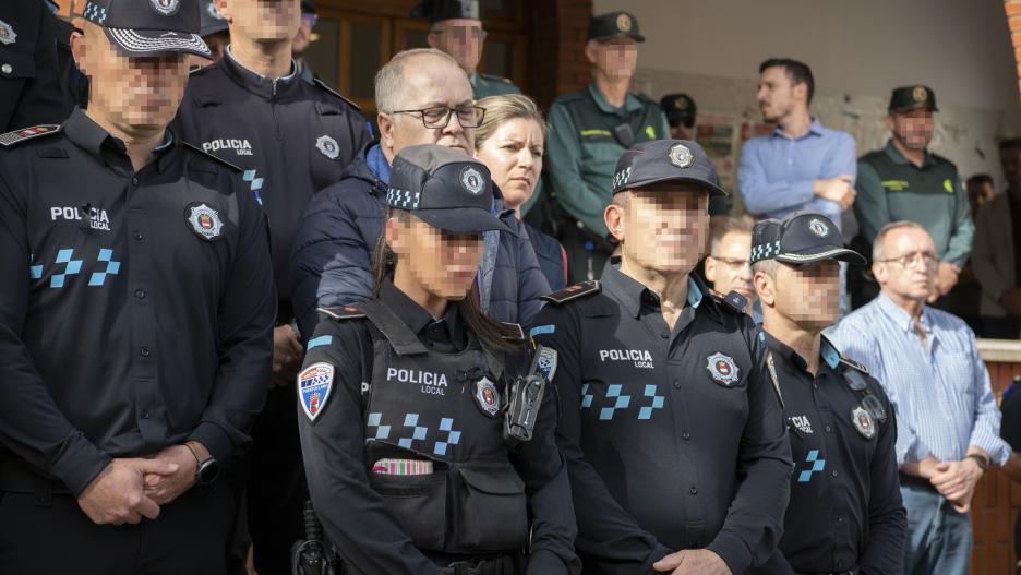 Varios agentes de Policía Local guardan cinco minutos de silencio para rendir homenaje a las víctimas del tiroteo de ayer, en la plaza del Ayuntamiento, a 27 de octubre de 2022, en Argamasilla de Calatrava, Ciudad Real, Castilla La-Mancha (España). Los ve