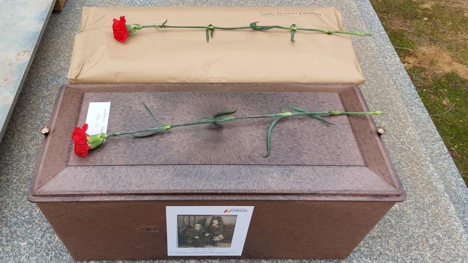 La Asociación para la Recuperación de la Memoria Histórica entrega a las familias de Emiliano Cobos y Justo Palomo los restos de estos dos afiliados a la UGT que fueron asesinados por las autoridades franquistas
ARMH
29/10/2022