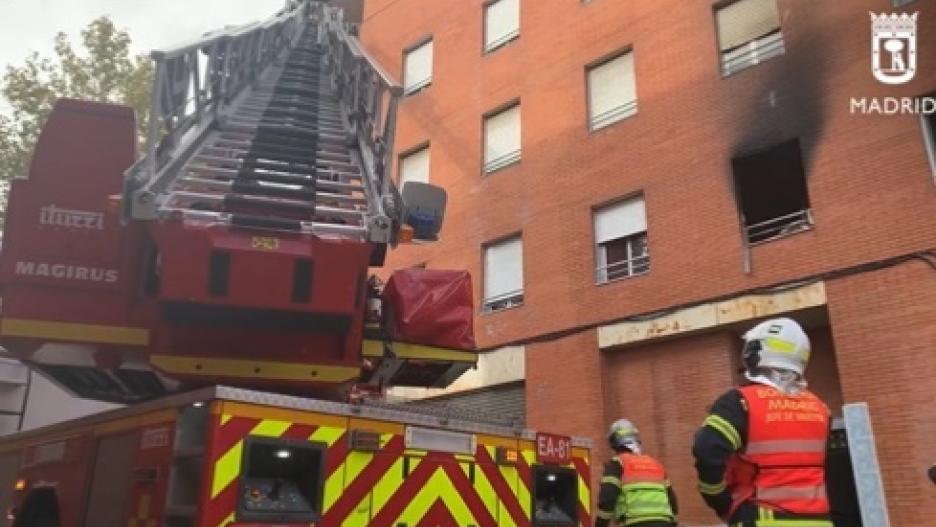 Muere un hombre y rescatan a tres vecinos en el fuego en un edificio de Puente de Vallecas
EMERGENCIAS MADRID
(Foto de ARCHIVO)
12/9/2022