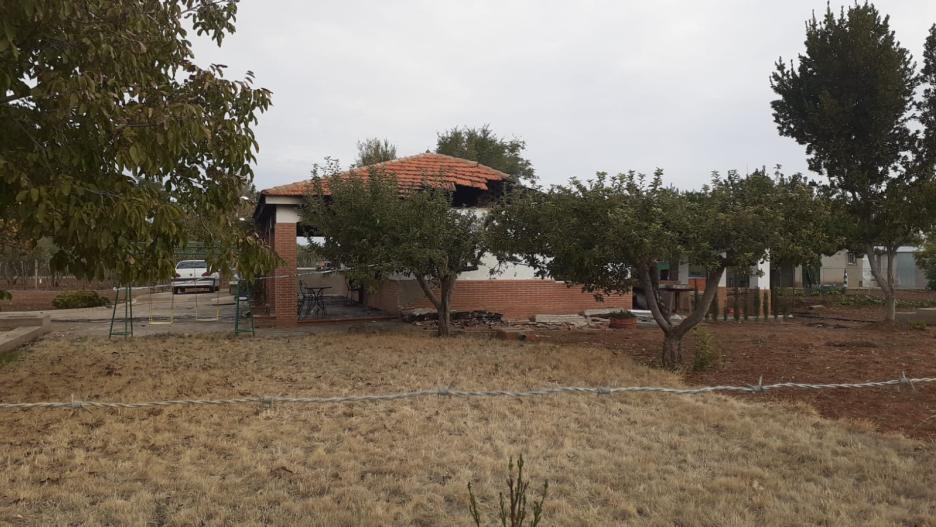 La casa de campo en donde residía el autor del tiroteo con su padre tras el incendio declarado este miércoles