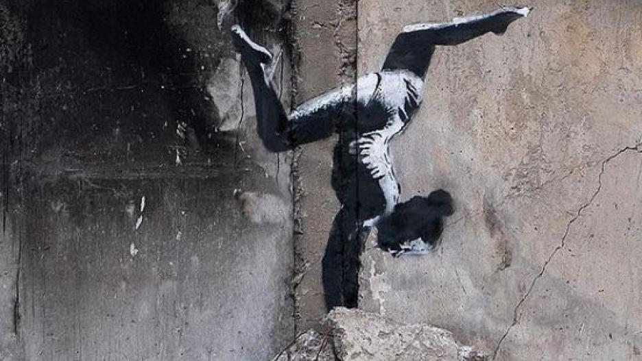 Banksy plasma uno de sus grafiti sobre un edificio en ruinas de Ucrania