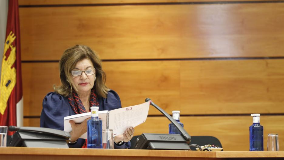 La Directora General de CMM durante la Comisión de Presupuestos de las Cortes Regionales.