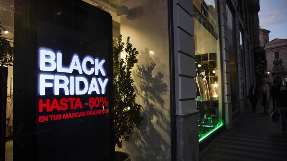 Un cartel anuncia los descuentos del Black Friday en un comercio, a 23 de noviembre de 2022, en Madrid (España).
