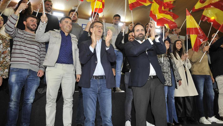 ALBACETE, 01/12/2022.- El presidente del PP, Alberto Núñez Feijóo (c-i), y el presidente del PP de Castilla-La Mancha, Paco Núñez (c-d), intervienen en el acto "En defensa de un gran país", este jueves en Albacete. EFE/ Manu