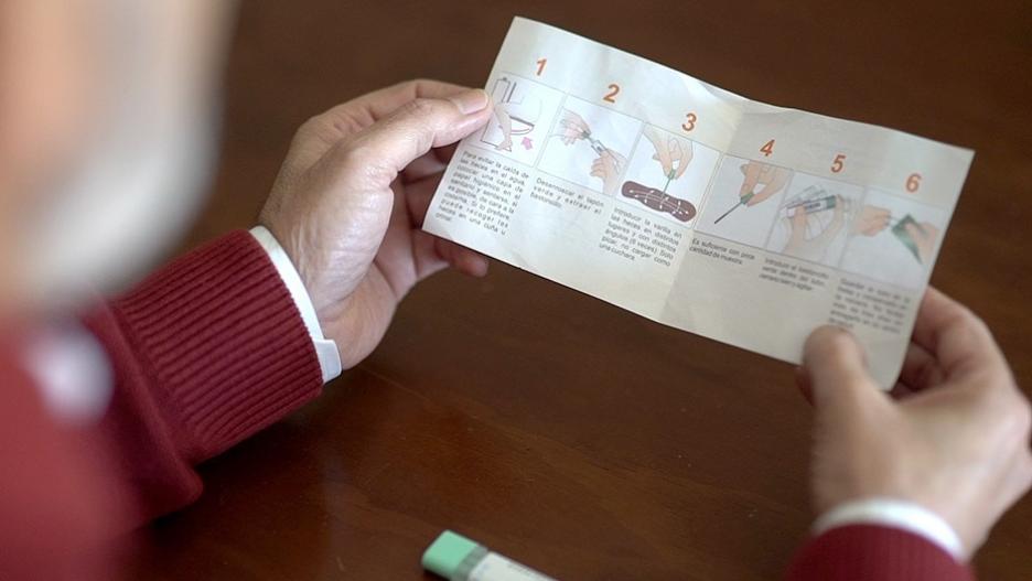 Un hombre lee el folleto con la información sobre el cribado del cáncer de colon
JUNTA DE ANDALUCÍA
(Foto de ARCHIVO)
11/1/2019
