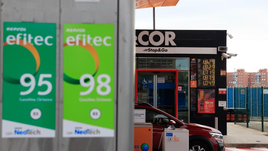 GRAF644. MADRID, 02/12/2022.- Detalle de los precios del combustible en una gasolinera en Madrid, este viernes. El precio de la gasolina ha sumado en la última semana su segunda caída consecutiva, tras bajar casi un 2,2 %, mientras que el del gasóleo se ha abaratado cerca de un 3,3 % y acumula ya cinco retrocesos seguidos, de acuerdo con el Boletín Petrolero de la Unión Europea (UE) publicado este jueves. EFE/ Zipi