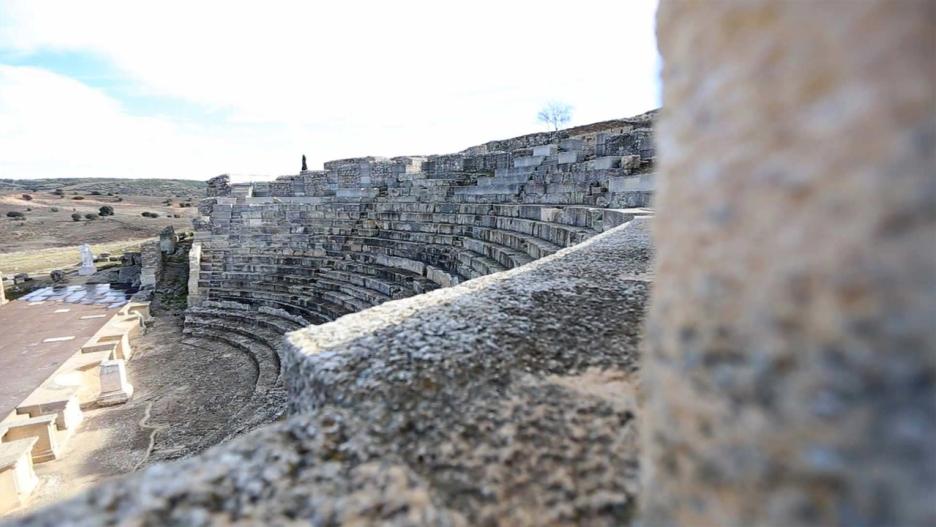 Os mostramos el teatro y algunas de las esculturas del Parque Arqueológico de Segóbriga, en Saelices (Cuenca). Por entonces el teatro se dividía según las clases 0_vkxcv6wesociales, muy relevantes a la hora de tomar asiento: en el mejor lugar estaba la élite, compuesta por los ciudadanos romanos, después los libertos, esclavos a los que se les ha concedido la libertad, y finalmente los esclavos, que sostenían la economía del imperio.