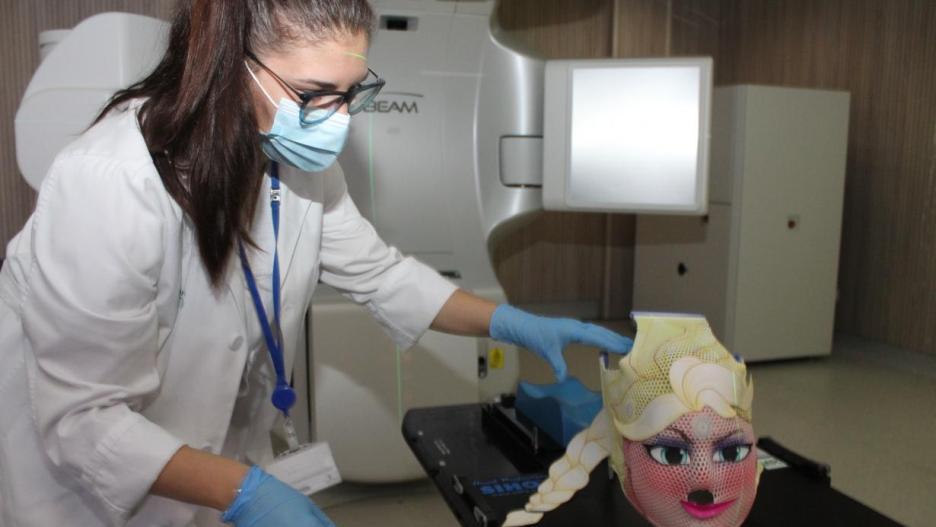 El Hospital de Toledo ofrece máscaras de superhéroes a niños oncológicos