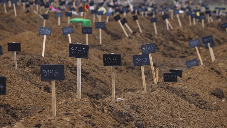 Mariupol (Ukraine), 10/12/2022.- Numbers mark the graves of unidentified local residents who were killed during fights in the city on the cemetery in Mariupol, Ukraine, 10 December 2022 (issued 11 December 2022). An estimate 250,000 inhabitants have left the city, about 300,000 still remain. During the hostilities, up to 70 percent of the housing stock of Mariupol was destroyed and about 5,000 civilians were killed due to fighting and shelling, Konstantin Ivashchenko, the new mayor of the city, said. City authorities prepare residential buildings for winter and change all central heating systems in Mariupol, where by the end of the year at least 1,000 residential buildings, social and cultural facilities will be connected to heat, said Russian Deputy Prime Minister Marat Khusnullin. The government of the self-proclaimed Donetsk People's Republic (DPR) reported that 129,000 square meters of new housing will appear next year in Mariupol. More than 5,000 builders are working on the restoration of the city. Mariupol is expected to be completely rebuilt in three years. (Rusia, Ucrania) EFE/EPA/SERGEI ILNITSKY