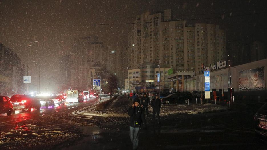 Kyiv (Ukraine), 16/12/2022.- Residents walk along a dark street as electricity is cut after a massive rocket attack in Kyiv (Kiev), Ukraine, 16 December 2022 amid