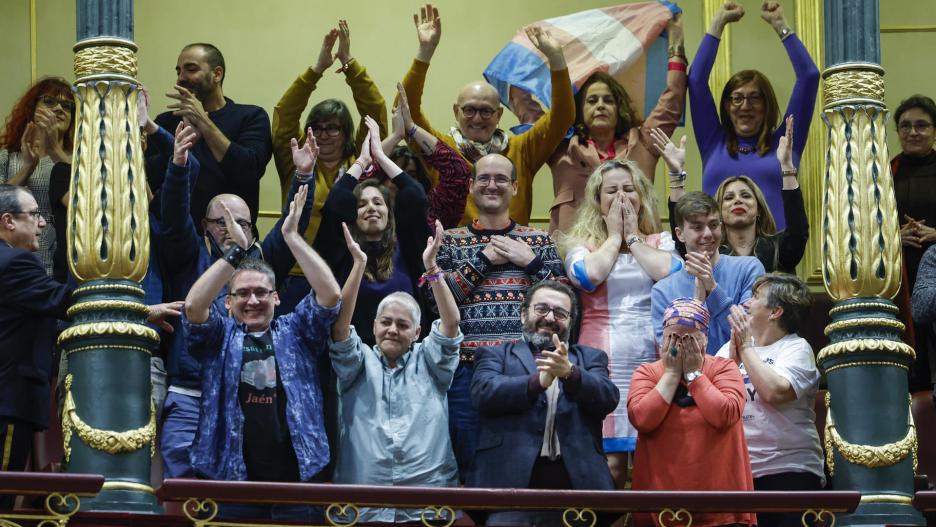 MADRID, 22/12/2022.- Invitados aplauden tras aprobarse la ley trans. EFE/ Chema Moya