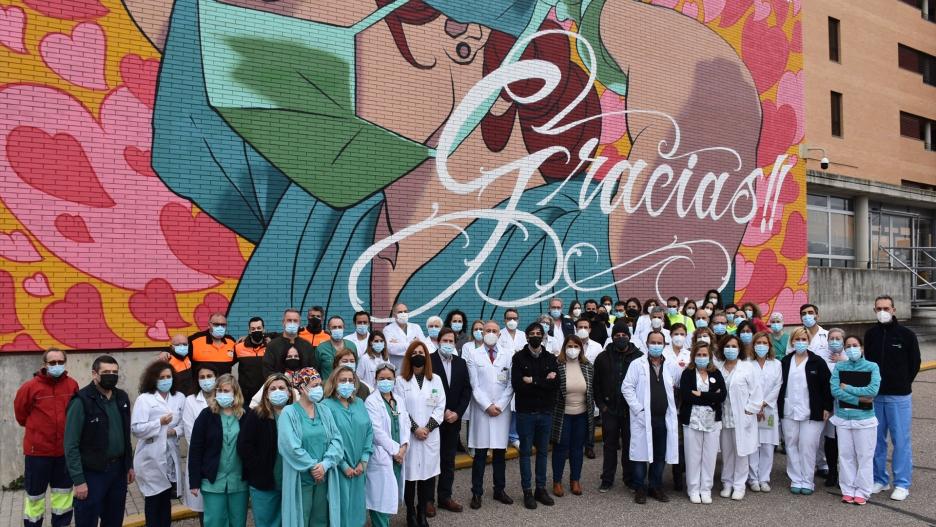 Un mural rinde homenaje a sanitarios y trabajadores en primera línea durante la pandemia en Talavera
