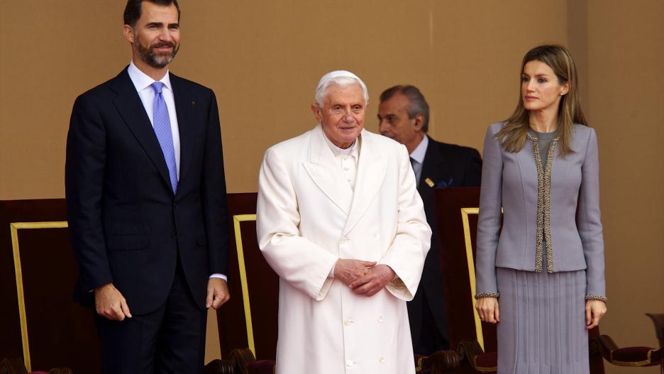 El papa Benedicto XVI durante una visita a Santiago de Compostela, acompañado por los reyes de España