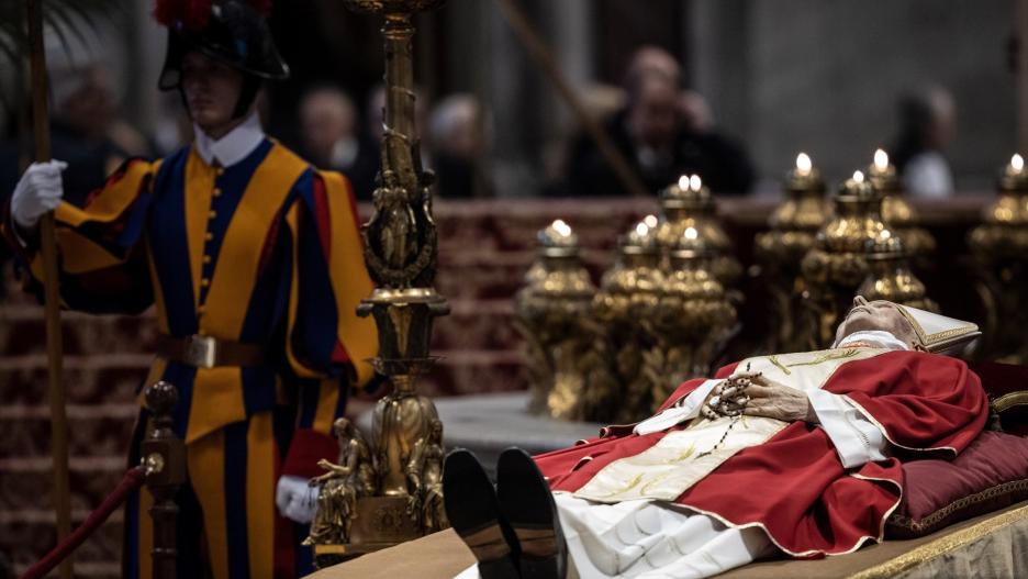 02 January 2023, Vatican, Vatican City: The body of late Pope Emeritus Benedict XVI laid out in state inside St. Peter's Basilica at the Vatican. Photo: Oliver Weiken/dpa
02/1/2023 ONLY FOR USE IN SPAIN
