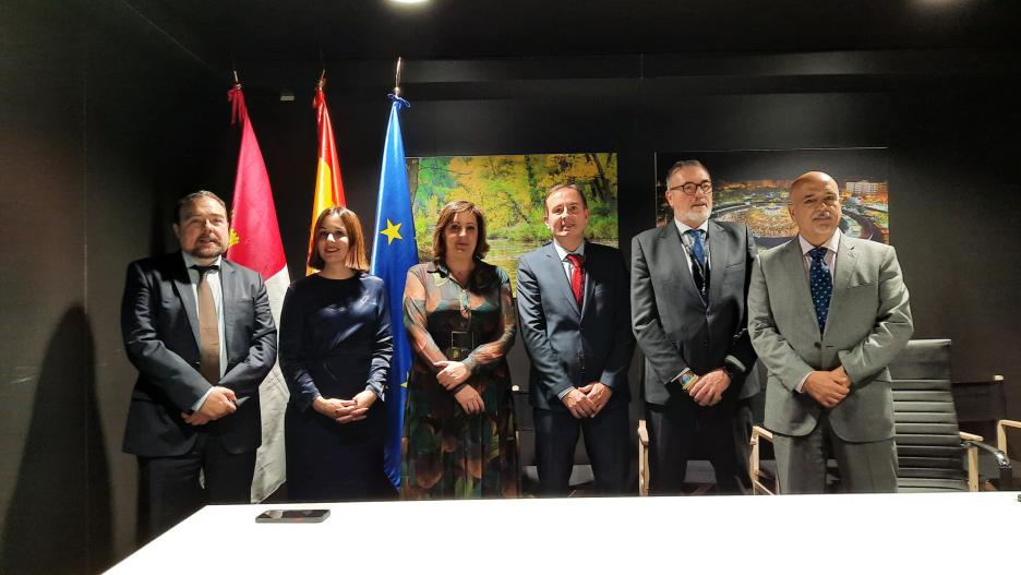 Firma del acuerdo entre Renfe y la consejera de Economía, Patricia Franco