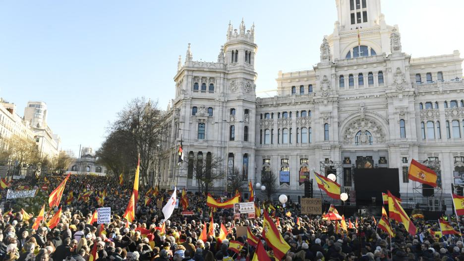MADRID, 21/01/2023.- Miles de personas llenan esta sábado la plaza de Cibeles de Madrid con banderas de España, convocadas por diversas asociaciones para protestar contra el Gobierno de Pedro Sánchez y "en defensa" de la Constitución. EFE/Víctor Lerena