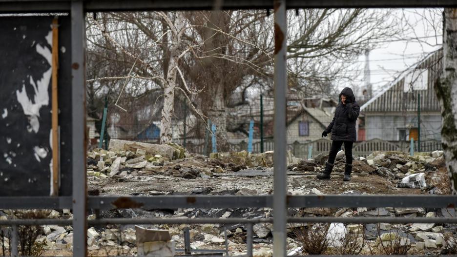 Bakhmut (Ukraine), 21/01/2023.- A woman walks among rubble in retaken town Lyman, Donetsk region, eastern Ukraine, 21 January 2023. Russian troops entered Ukraine on 24 February resulting in fighting and destruction in the country and triggering a series of severe economic sanctions on Russia by Western countries. (Rusia, Ucrania) EFE/EPA/OLEG PETRASYUK