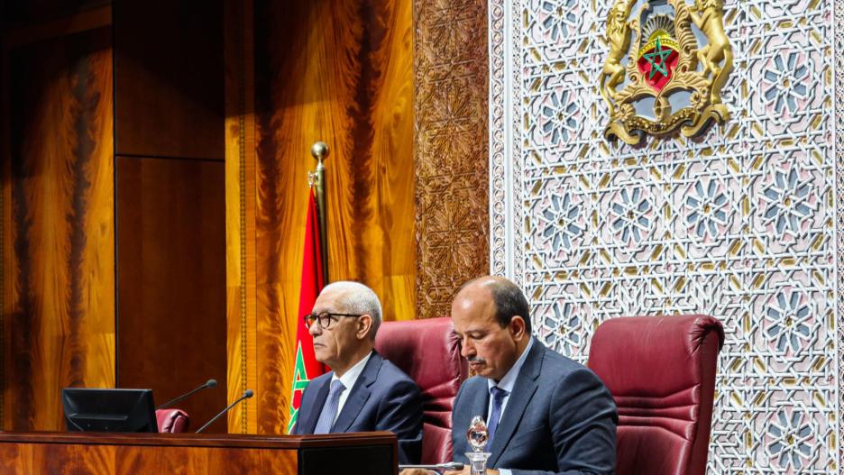 GRAF1724. RABAT, 23/01/2023.- El presidente de la Cámara de Representantes (cámara baja), Rachid Talbi Alami (i) y el presidente de la Cámara de Consejeros (cámara alta), Naam Miyara (d), presiden la reunión conjunta de las dos cámaras del Parlamento marroquí para responder a la resolución sobre la libertad de prensa en Marruecos adoptada el pasado jueves por la Eurocámara, considerada por varios sectores del Estado magrebí como una injerencia en su soberanía judicial. EFE/ Mohamed Siali/