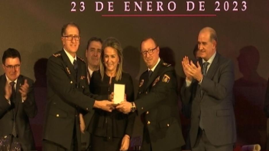 Milagros Tolón, alcaldesa de Toledo entrega la Medalla de Oro a la Policía Nacional