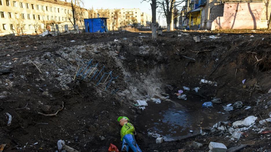 Un crater de bomba en una de las calles de Siversk, región de Donetsk región, al este de Ucrania