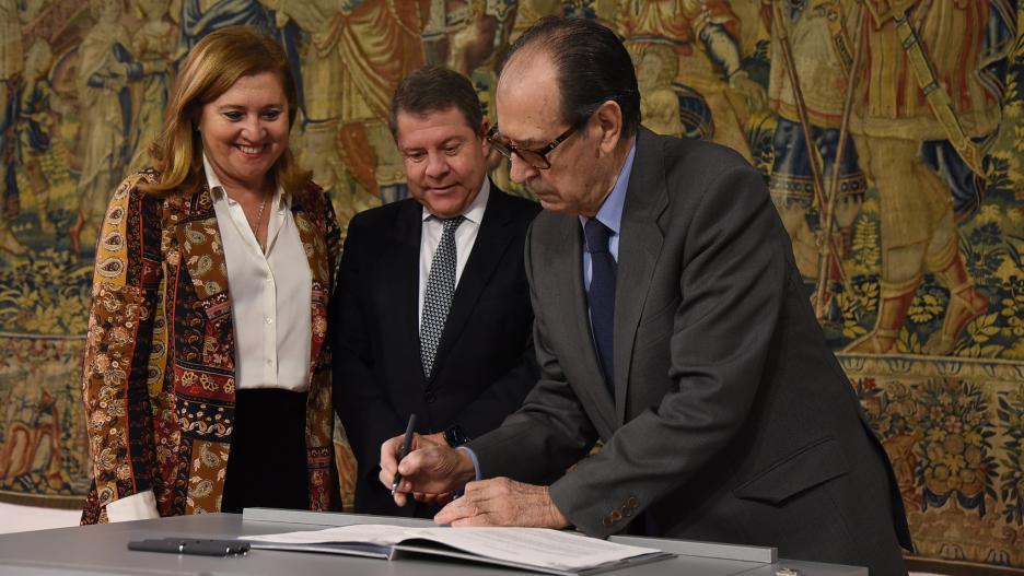 Rafael Canogar ha suscrito el convenio para ceder parte de sus obras al museo Roca Tarpeya