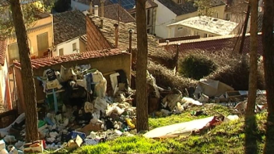 Los vecinos del barrio conquense de San Antón denuncian la acumulación de basuras.