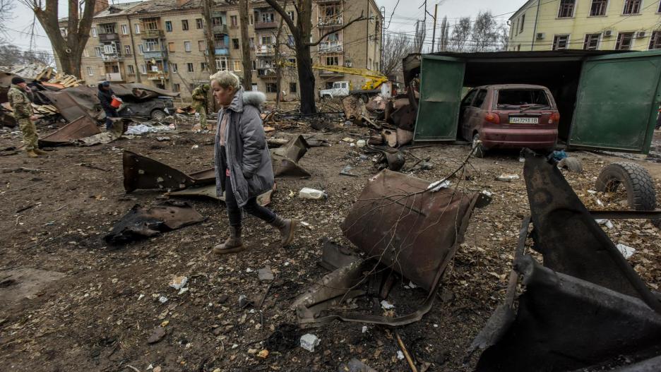-FOTODELDIA- Konstyantynivka (Ucrania), 28/01/2023.- Una mujer camina cerca del sitio del lugar que ha sido atacado con cohetes rusos en la ciudad de Konstyantynivka, región de Donetsk, este de Ucrania. Tres civiles murieron y al menos dos resultaron heridos como consecuencia del ataque con misiles de Rusia a la ciudad de Kostyantynivka, según Pavlo Kyrylenko, jefe de la administración regional. EFE/OLEG PETRASYUK