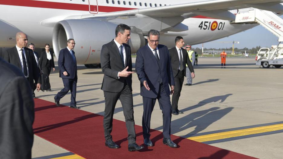 Pedro Sánchez recibido por su homólogo marroquí a su llegada a Rabat (Marruecos)
