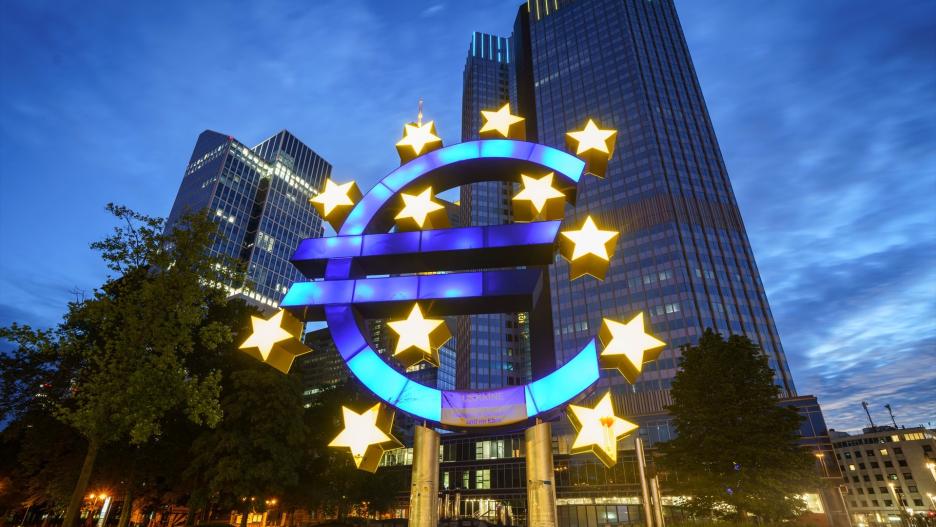 13 July 2022, Hessen, Frankfurt_Main: The large euro symbol in front of the former headquarters of the European Central Bank (ECB) glows in the early morning. The value of the euro currency has fallen to reach parity with the US dollar for the first time in almost 20 years. Photo: Frank Rumpenhorst/dpa
(Foto de ARCHIVO)
13/7/2022 ONLY FOR USE IN SPAIN