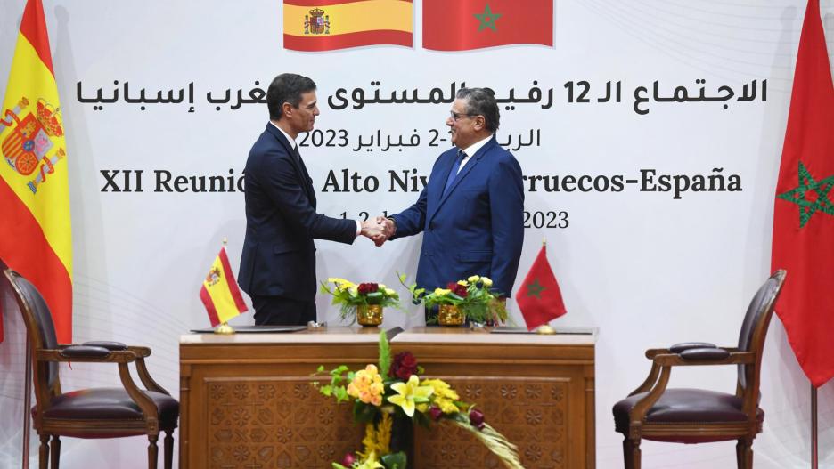 Reunión de Alto Nivel España-Marruecos. Apretón de manos entre los presidentes de gobierno Pedro Sánchez y Aziz Ajanuch