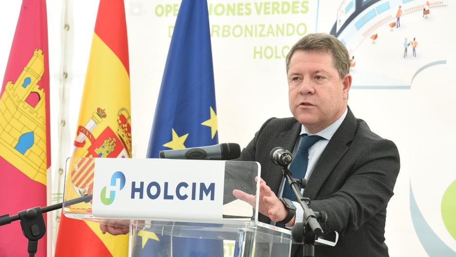 El presidente de Castilla-La Mancha durante su visita a las instalaciones de la empresa HOLCIM en Villaluenga de la Sagra.