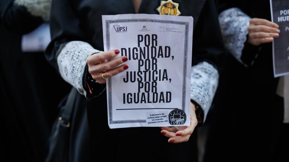 Una letrada de la Administración de Justicia se manifiestan durante la reunión con el Ministerio de Justicia, en el Palacio de Sonora.